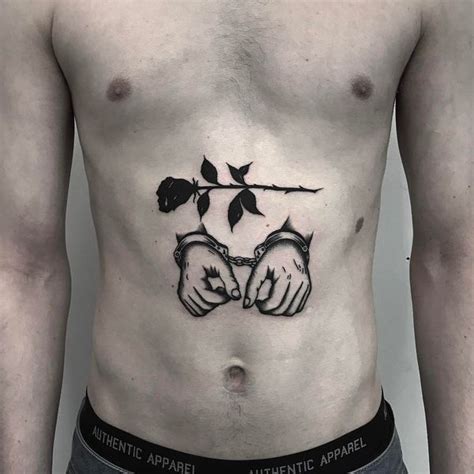 Tatuajes debajo del abdomen hombres